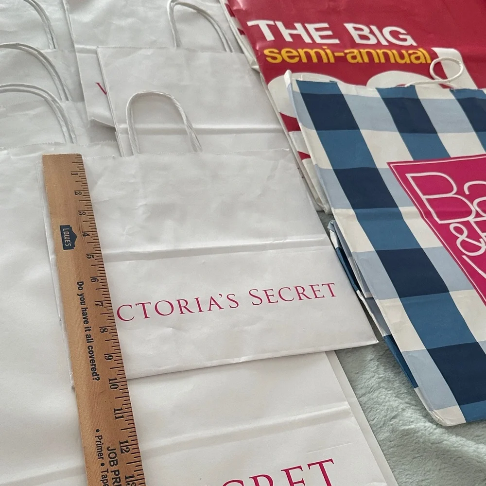 16 Empty Gift Bags: Victoria's Secret and Bath & Body Works. See pics for sizes.